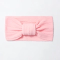Primer plano de diadema rosa de punto trenzado para bebé con nudo sobre blanco - Rosa