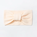 Primer plano de diadema para bebé beige crema con lazo de punto trenzado y tacto suave - Rosa Carne