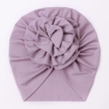 Detalle del turbante para bebé en punto acanalado lavanda con una gran flor 3D de tela - Morado