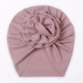 Detalle de textura de turbante para bebé rosa palo en punto acanalado con nudo floral - Púrpura Taro