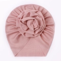 Vista detallada del gorro turbante para bebé en punto acanalado rosa con una gran flor - Rosa Carne