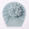 Detalle del gorro turbante acanalado azul claro para bebé con gran nudo de flor decorativo - Azul