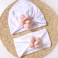 Detail von weißer Babymütze und Stirnband Set mit rosa Stoffblumen Applikationen - Weiß