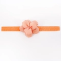Dettaglio della fascia elastica corallo per neonati con fiore in tessuto morbido - Arancione
