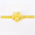 Dettaglio della fascia elastica gialla per neonati con fiore di stoffa morbido artigianale - Giallo