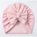 Detail einer rosa-weiß gestreiften Baby-Mütze mit großer Schleife aus Waffelstrick - Rosa