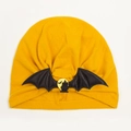 Detail van geelgekleurde Halloween baby muts met zwarte vleugels en kasteelafbeelding - Geel