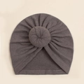 Detailansicht der weichen dunkelgrauen Baby-Turbanmütze mit Falten und Donut-Knoten - Grau