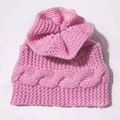 Détail du bonnet en tricot rose pour bébé avec motif torsadé et texture chaude - Rose