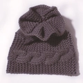 Vista detallada del gorro de punto gris carbón para bebé con trenzado de lana cálida - Gris