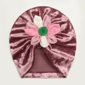 Detailansicht der weichen rosa Samt-Babymütze mit großer dekorativer Stoffblume - Taro-Lila