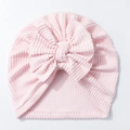 Detailansicht der rosa Baby-Turban-Mütze aus Waffelstrick mit einer großen Schleife - Hellrosa