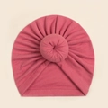 Detailansicht der Baby Turban Mütze in Altrosa mit Donut-Knoten und Faltenoptik - Dunkelmalve