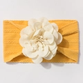Détail d'un bandeau jaune pour bébé avec une grande fleur en tissu blanc multicouche - Jaune Terre