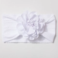 Dettaglio della fascia bianca per neonati in nylon con un grande fiore in 3D - Bianco