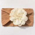 Détail d'un bandeau pour bébé côtelé caramel orné d'une grande fleur en tissu crème - Marron