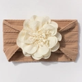 Détails du bandeau bébé en maille camel orné d'une grande fleur en mousseline crème - Café