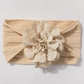 Détail du bandeau beige en maille avec texture côtelée et grande fleur en tissu doux - Beige Café
