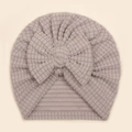 Detail der grau-violetten Waffelstruktur-Babyturban mit großer Schleifenverzierung - Grau