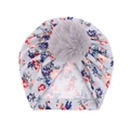 Detail van zachte baby tulband muts met bloemenprint en een grote grijze imitatiebont pompon - Grijs