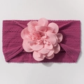 Detail van roze-paarse nylon baby haarband met een grote lichtroze 3D stoffen bloem - Donkerpaars