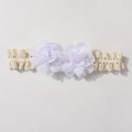 Dettaglio dei fiori di chiffon bianco e della fascia elastica in pizzo per neonati - Bianco
