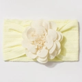 Détail d'un bandeau élastique pour bébé jaune clair avec une grande fleur en mousseline - Beige