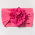Détail du bandeau élastique pour bébé orné d'une grande fleur en tissu rose vif superposée - Rose rouge