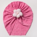 Detailansicht der Hohlstickerei und 3D-Stoffblume auf der Baby-Turbanmütze - Rosenrot
