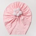 Detailansicht der rosa Baby-Turbanmütze mit atmungsaktivem Lochmuster und großer 3D-Blume - Rosa