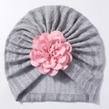 Détail d'un turban gris pour bébé avec une grande fleur rose en tissu doux - Gris