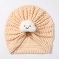 Detail der weichen Waffelstrick Baby-Turbanmütze mit süßer lachender Plüschwolke - Beige