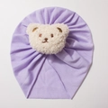 Detalle de gorro turbante morado para bebé con parche decorativo de osito de peluche - Violeta Claro