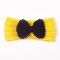 Dettaglio fascia per neonati in maglia gialla con un fiocco decorativo blu scuro centrale - Giallo Navy