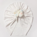 Detailaufnahme der weißen Baby-Strickmütze mit bunten Blumen-Stickereien und Lochmuster - Weiß