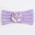 Detalle de la diadema de punto lavanda para bebé con una gran flor decorativa de satén - Morado