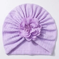 Gros plan du bonnet turban bébé violet clair avec tricot texturé et grande fleur en tissu - Violet
