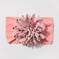 Dettaglio della fascia rosa a costine per neonati con un grande fiore in tessuto a pois - Rosa