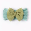 Details der Stricktextur vom Baby Stirnband in Mintgrün mit olivgrüner Schleife - Mintgrün