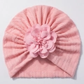 Détail du bonnet turban rose pour bébé avec maille chevrons douce et grande fleur décorative - Rose clair