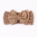 Detailansicht von camel gestricktem Baby-Stirnband mit einer großen strukturierten Schleife - Kaffeebraun