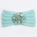 Detalle de una diadema de punto para bebé en verde menta con una gran flor decorativa - Verde Menta