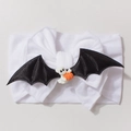 Fascia Halloween neonato con ali di pipistrello e piccolo fantasma che tiene una zucca - Bianco