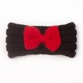 Dettaglio della fascia per neonati in maglia nera e rossa con fiocco decorativo - Nero + Rosso