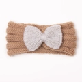 Dettaglio della fascia per neonati in maglia con fiocco a contrasto e calda trama invernale - Caffè + Beige