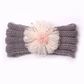 Détail d'un bandeau en tricot gris pour bébé avec fleur en tulle rose et paillettes - Gris