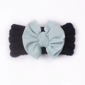 Detailansicht eines Baby-Stirnbands mit blauem Schleifendesign und gerippter Strickstruktur - Marineblau