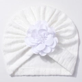 Weiße Baby-Strickmütze mit großer 3D-Blume und weicher Textur für Neugeborene - Weiß