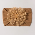 Détail d'un bandeau bébé en maille torsadée avec grand nœud floral en tulle marron chaud - Marron