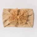 Détail du bandeau bébé en tricot extensible avec un grand nœud en dentelle et tulle - Café Clair